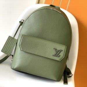 【p680 Chip】 M57079 Black M59325 Gray M21362 Dark Green The all-new Aerogram backpack redefines contemporary style with refined elegance. Crafted from supple calf leather reminiscent of vintage airmail envelopes, it features a matte metal logo. The main compartment and front flap pocket offer ample space for weekend getaways or urban explorations.Dimensions: 43 x 30 x 14 cm 168650
